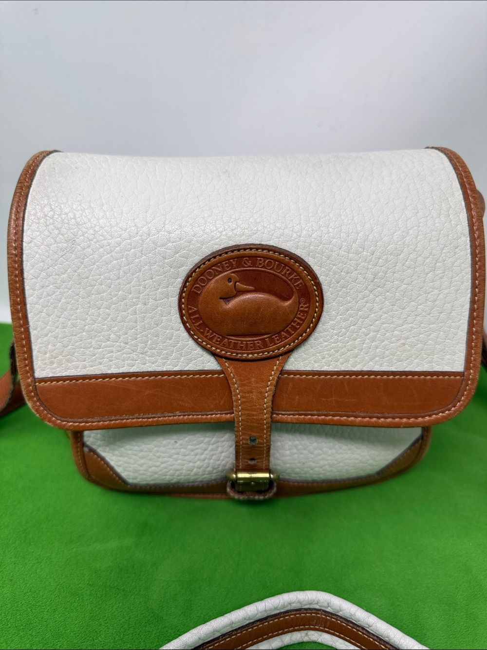 Dooney Bourke White Pebbled Leather Bag - Picture 3 of 17